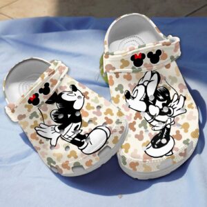 Kissing Mickey Mouse And Minnie Clogs