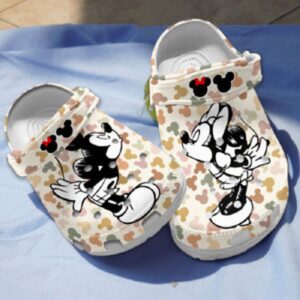 Kissing Mickey Mouse And Minnie Clogs